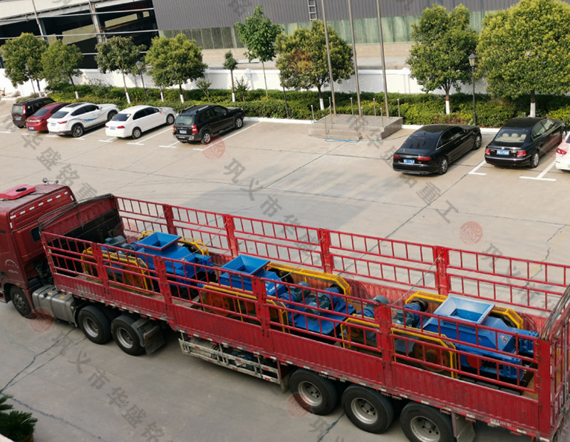 三臺(tái)400x600小型對(duì)輥破碎機(jī)發(fā)貨現(xiàn)場(chǎng)